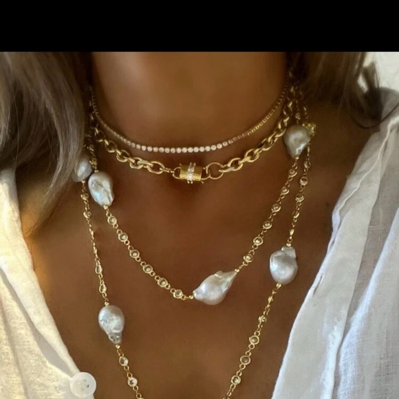 New Elegant Gold and White Pearl Necklace - Picture 2 of 4